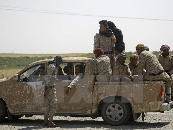 Syria: SDF tấn công thành trì Raqa của IS từ phía Tây của Raqqa - 1
Các thành viên SDF tuần tra tại Hazima, ngoại ô phía bắc Raqqa. (Ảnh: AFP/TTXVN)