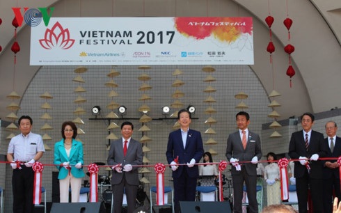 Khai mạc Lễ hội Việt Nam tại Nhật Bản 2017 - 1 Cắt băng khai mạc Lễ hội Việt Nam tại Nhật Bản lần thứ 10.