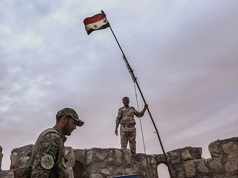 Quân đội Syria quét sạch IS ra khỏi 3 thành phố lớn ở Aleppo - 1 Binh sĩ quân đội Syria cắm cờ tại một vị trí họ vừa giành lại được từ tay IS ở Aleppo