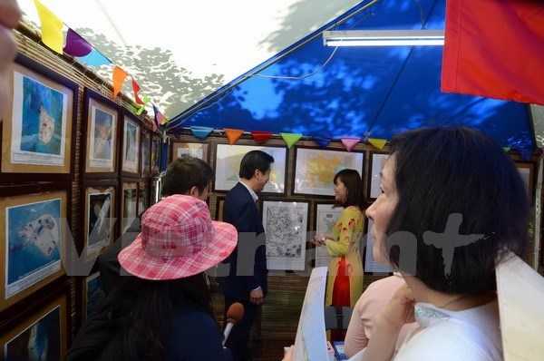 Người Việt tại Nhật Bản khẳng định chủ quyền đất nước trên Biển Đông - 1 Chủ tịch Đảng Công minh Yamaguchi Natsuo thăm gian triển lãm ảnh. (Ảnh: Gia Quân/Vietnam+)