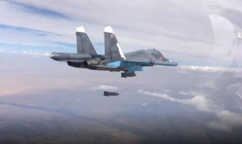 Nga-Syria chặt đứt mạch máu Deir Ezzor, SDF ra đòn độc - 1 Nga không kích trên chiến trường Syria
