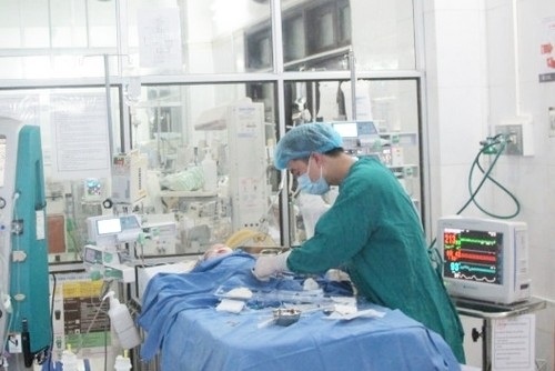 Bé trai 3 tuổi tử vong nghi bị chó mèo trong nhà cắn - 1 Bác sĩ đang tiến hành lọc máu liên tục cho bệnh nhi. Ảnh minh hoạ