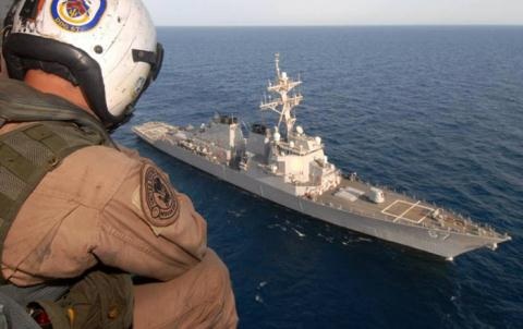 Iran chiếu laser khiến trực thăng Mỹ mất phương hướng - 1
Trực thăng CH-53E bay bên trên tàu USS Cole.