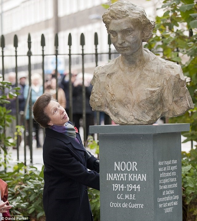 
Tượng Noor Inayat Khan ở Anh.
