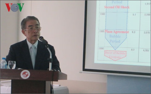 Nhật Bản đòi hỏi nhân tài phải biết thích ứng - 1 Ông Toshiaki Koshimura phát biểu trước sinh viên về việc