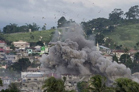 "Ngòi lửa" Marawi vẫn âm ỉ - 1
Thành phố Marawi đang bị các cuộc giao tranh tàn phá từng ngày
