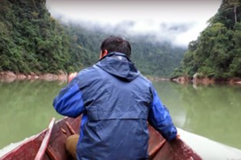 Săn "thủy quái" trên sông Đà sẽ chỉ còn là truyền thuyết? - 1
Ngồi trên thuyền chạy dọc dòng sông Đà yên ả, ông Giang nhớ thời còn vùng vẫy săn thủy quái.