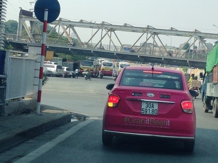 Taxi truyền thống "lột mào" cạnh tranh Uber, Grab - 1
Một xe taxi Grab không mào trên đường phố Hà Nội