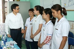 Linh hoạt vận dụng cơ chế “kéo” người dân đến trạm y tế - 1 Phó Thủ tướng Vũ Đức Đam trò chuyện với các cán bộ trạm y tế xã Điện Thắng Trung. Ảnh: VGP/Đình Nam