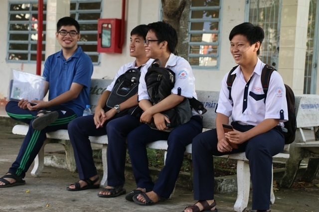Chùm ảnh: Muôn vẻ tâm trạng thí sinh trước buổi thi đầu tiên - 1
Nhiều thí sinh cho biết, các em đã học bài kỹ nên khá tự tin. (Ảnh: Phạm Tâm)