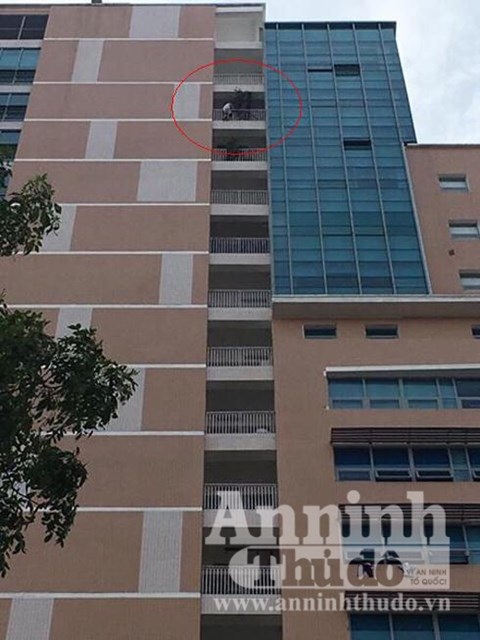 Công an giải cứu một bệnh nhân đòi nhảy từ tầng 18 tự sát - 1
Hiện trường nơi nam thanh niên đòi nhảy xuống tự sát