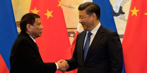 Philippines đã thất vọng với Nga-Trung? - 1
Tổng thống Philippines Rodrigo Duterte (trái) gặp Chủ tịch Trung Quốc Tập Cận Bình tại Bắc Kinh hồi tháng 10/2016