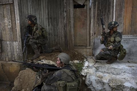 Philippines đã thất vọng với Nga-Trung? - 4
Binh sĩ Philippines đang chiến đấu tại thành phố Marawi