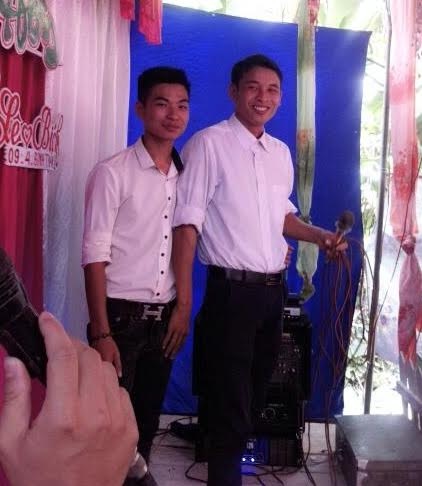 "Sự cố" khiến cô dâu chú rể tái mặt ngày trọng đại - 1 MC đám cưới Nguyễn Văn Tiến (bên phải).