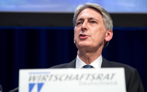 Nội bộ chia rẽ, chính phủ Anh tiến thoái lưỡng nan về Brexit - 1
Bộ trưởng Tài chính Anh Philip Hammond. (Ảnh: Alamy)