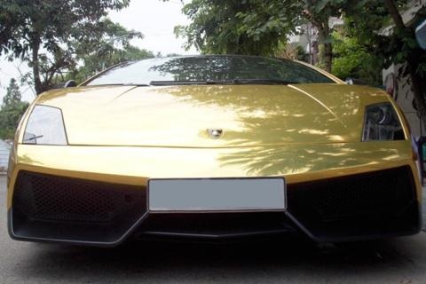 "Đại gia Việt giàu xổi nên thích khoe của" - 1
Siêu xe Lamborghini Gallardo dát vàng trên đường phố Hà Nội