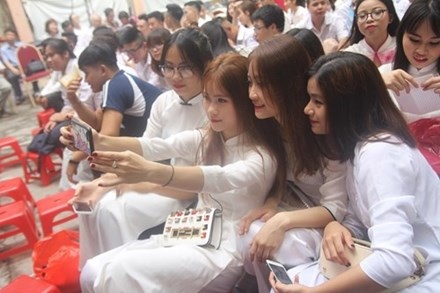 Chia sẻ của cô học trò "cá biệt" trở thành học sinh khá giỏi - 1
Học sinh trường Đinh Tiên Hoàng trong lễ tri ân