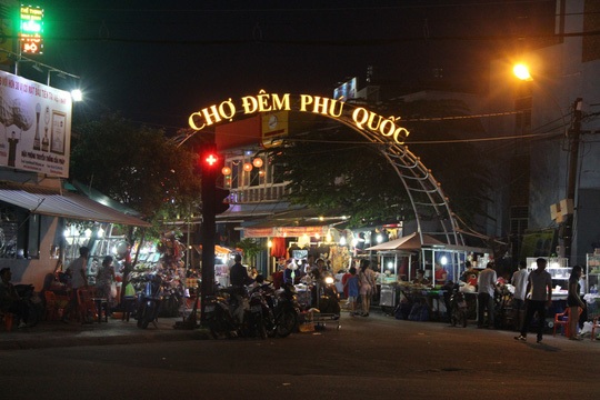 Cháy lớn chợ đêm Phú Quốc, 9 gian hàng bị thiêu rụi - 1
Chợ đêm Phú Quốc lúc chưa bị cháy (Ảnh: Người lao động)