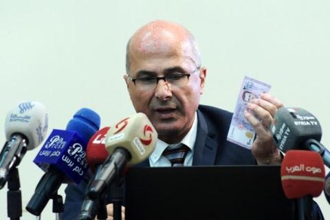 Tương lai Tổng thống Syria: Khó ai soán ngôi ông Assad - 1
Thống đốc Ngân hàng Trung ương Syria cầm trên tay tờ 2.000 pound in hình Tổng thống Assad.
