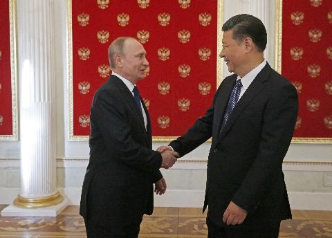 Phương Tây lo cho tình thân Nga-Trung - 1
Tổng thống Nga V. Putin (trái) đón tiếp Chủ tịch Trung Quốc Tập Cận Bình tại Điện Kremlin tối 3/7