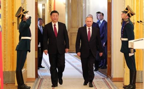 
Chủ tịch Trung Quốc Tập Cận Bình và Tổng thống Nga V. Putin tại Điện Kremlin hôm 4/7
