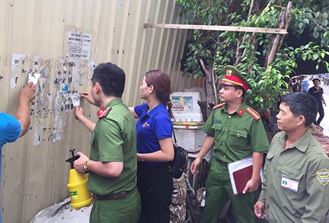 Sự thật về dịch vụ “alo là có tiền” - 1 Công an TP Hà Nội phối hợp chính quyền địa phương gỡ bỏ quảng cáo “tín dụng đen”.