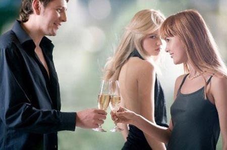 Hội chứng yêu đàn ông đã có vợ: Cô gái nào cũng tin mình được yêu - 1
Ngoại trừ những cô gái có mục đích moi tiền thì cả tin và khờ khạo là điểm chung của những cô gái yêu đàn ông đã có gia đình. Ảnh minh họa