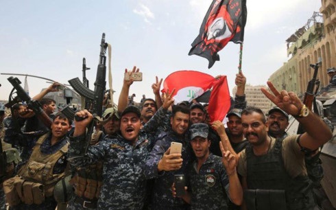 Giải phóng Mosul - Bước ngoặt “lịch sử” trong cuộc chiến chống IS - 1
Các lực lượng Iraq vui mừng với chiến thắng ở Mosul. Ảnh: AFP.