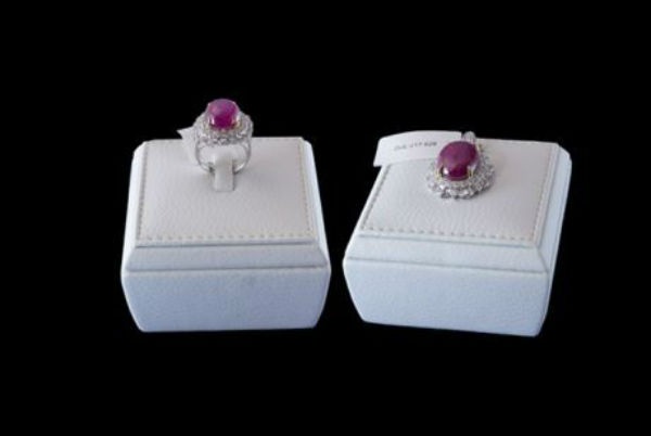 Bộ trang sức ruby sao Yên Bái hiếm nhất thế giới gần 2 tỷ đồng - 1
Hai viên đá quý