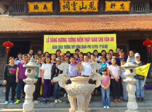 Về ngôi trường của nữ thủ khoa 30 điểm khối A duy nhất của Hà Nội - 1 Tập thể giáo viên học sinh Trường THPT Đồng Quan.