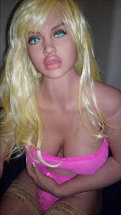 Nhà thổ cho búp bê Mỹ bán hoa giá hơn 2 triệu/giờ - 1
Búp bê Mỹ làm gái bán hoa tại nhà thổ ở Ireland