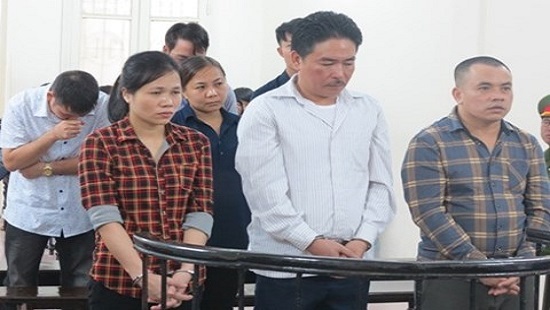 Xuất khẩu lao động “chui”, hàng loạt đối tượng vào tù - 1 Các bị cáo tại phiên tòa xét xử chiều nay