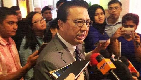 Malaysia sắp tìm được nghi phạm vụ bắn rơi MH17 - 1
Bộ trưởng Giao thông vận tải Malaysia Liow Tiong Lai trong vòng vây của gia đình nạn nhân MH17.
