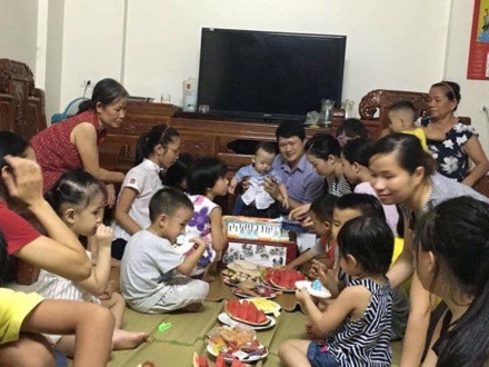 Bé Gấu đón sinh nhật 1 tuổi của mình. Ảnh: HT