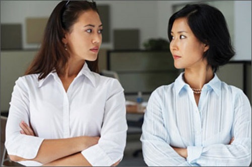 Con dâu tức điên vì mẹ chồng gì cũng mách lẻo với con trai - 1
Con dâu stress vì hở ra một tý là mẹ chồng lại mách lẻo với con trai. Ảnh minh họa.