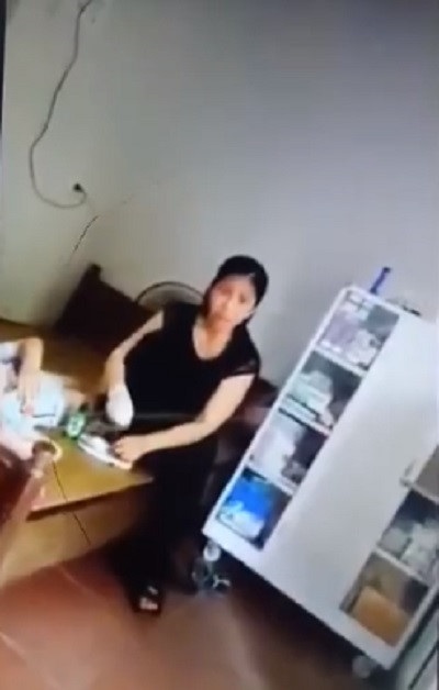 Chân dung "bác sĩ" khiến hàng loạt trẻ bị sùi mào gà sau cắt bao quy đầu - 1
Bên trong có một tủ chứa thuốc và chiếc giường - nơi để tiểu phẫu cắt bao quy đầu cho các bé trai. Ảnh cắt từ clip
