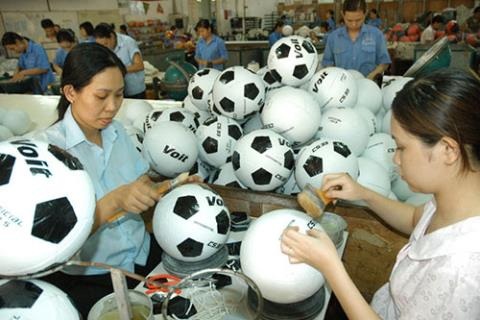 Công nhân trên 35 tuổi thất nghiệp: Tại sao để FDI lách luật? - 1 Công nhân trên 35 tuổi đối diện nguy cơ thất nghiệp cao. Ảnh minh họa