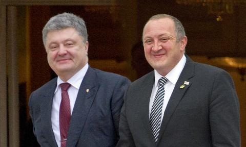 Ukraine phối hợp Gruzia thúc ép NATO: Sai lầm chiến lược - 1
Tổng thống Gruzia Giorgi Margvelashvili và Tổng thống Ukraine Petro Poroshenko