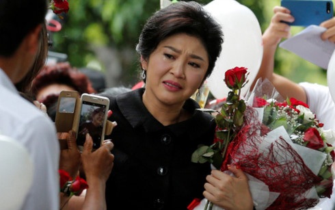 3 cựu Thủ tướng Thái Lan đang đối mặt với án tù - 1
Cựu Thủ tướng Thái Lan Yingluck Shinawatra khóc khi nhận hoa của những người ủng hộ ngoài tòa án (Ảnh: Reuters)