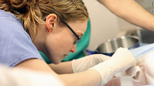 Những lưu ý về cắt da quy đầu cho trẻ - 1 Sự tách rời da quy đầu khỏi quy đầu sẽ diễn ra tự nhiên mà không cần bất cứ sự can thiệp nào Ảnh: CNN