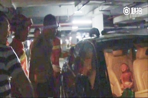 Bà mẹ tiếc của dù con trai 1 tuổi đang bị nhốt trong xe hơi nóng rẫy - 1 
Bé trai 1 tuổi bên trong chiếc xe hơi nóng rẫy