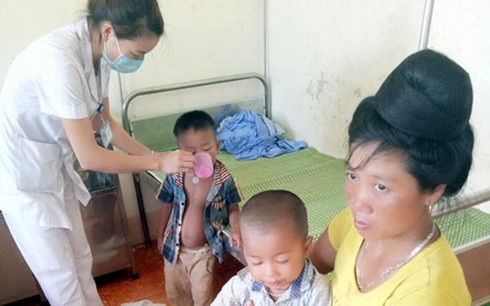 Bác sĩ Bệnh viện Đa khoa huyện Sông Mã tiếp tục kiểm tra sức khỏe của bệnh nhân bị ngộ độc. (Ảnh: Báo Sơn La)