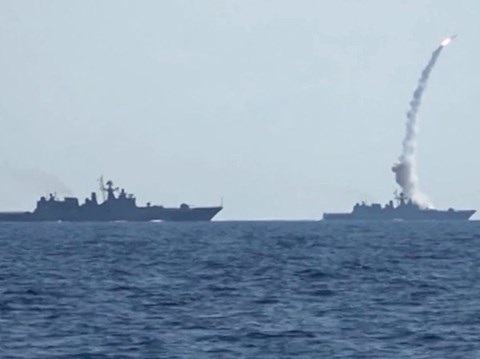 Hai tháng ra đòn dồn dập, Nga phá hủy nhiều mục tiêu IS ở Syria - 1
Tên lửa hành trình Kalibr tấn công các mục tiêu IS ở Syria