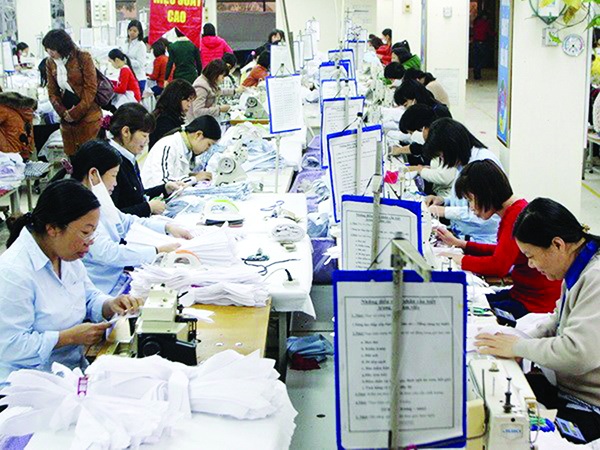 Điều chỉnh lương tối thiểu: Cần tính đến lợi ích tổng thể nền kinh tế - 1 Việc tiền lương tối thiểu liên tục tăng đều đặn hàng năm sẽ vượt khả năng chi trả của DN. Công nhân dệt may tại Tổng công ty May 10. Ảnh: Trần Việt