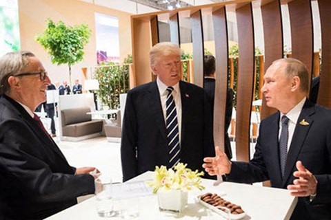EU lo ngại "gậy ông đập lưng ông" - 1
Chủ tịch Ủy ban châu Âu (EC) Jean-Claude Juncker (trái) cùng Tổng thống Nga Vladimir Putin (phải) và Tổng thống Mỹ Donald Trump bên lề Hội nghị Thượng đỉnh G-20 ở Đức đầu tháng 7