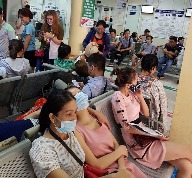 Hai thành phố lớn căng mình "chiến đấu" với sốt xuất huyết - 4
Cao điểm tại BV Nhiệt đới Trung ương có ngày 700 bệnh nhân SXH đến khám. Tỉ lệ nhập viện dưới 10% còn bệnh nhân sốt 3 ngày đầu được khuyến cáo hạ sốt, theo dõi tại nhà. Ảnh: H.Hải