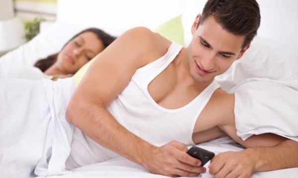 Thứ khiến các bà vợ ghê sợ hơn cả việc chồng cặp bồ - 1 Thứ khiến các bà vợ ghê sợ hơn cả việc chồng cặp bồ - 1