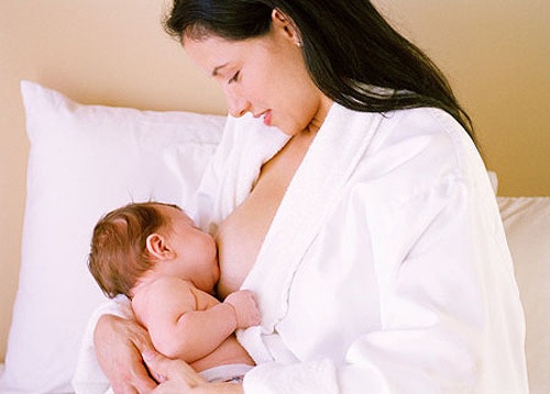 Cách ăn uống sau sinh để mẹ đẹp, con khỏe - 1
Sau khi sinh, bà mẹ cần được nghỉ ngơi và chăm sóc đặc biệt để phục hồi sức khỏe và nuôi con bú.