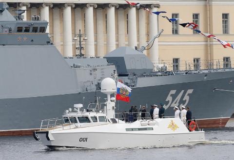 Thế giới nóng lên vì Nga-Trung-Mỹ gồng mình phô cơ bắp - 2
Tổng thống Nga Putin tham gia duyệt binh hải quân ở Saint Petersburg