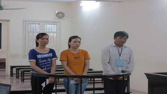 Phạt tù đối tượng làm giả chứng chỉ tin học, ngoại ngữ - 1 Các bị cáo tại phiên tòa xét xử